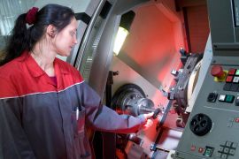 Eine Frau arbeitet an einer CNC-Drehmaschine